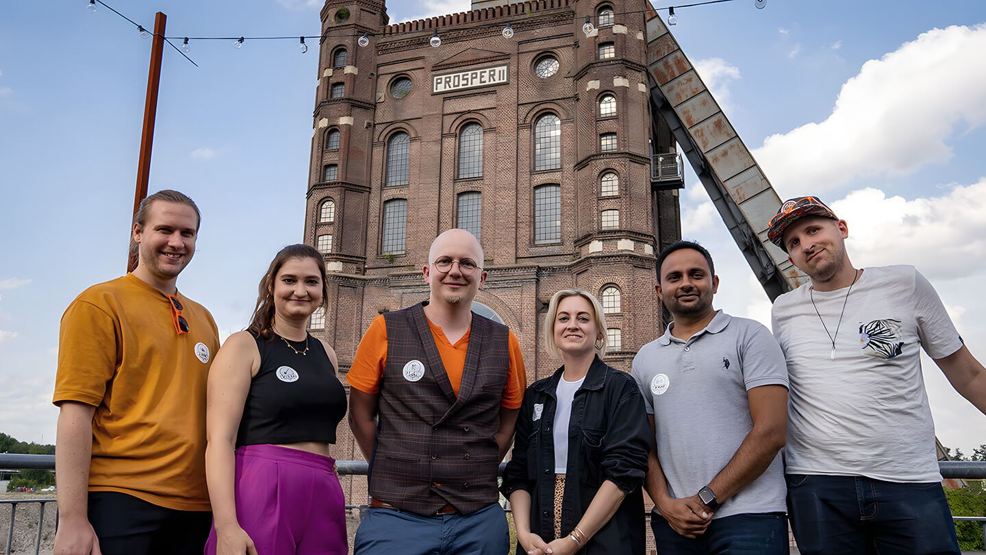 Gruppenfoto aller Mitarbeitenden beim Sommerfest der PAPERDICE® Group